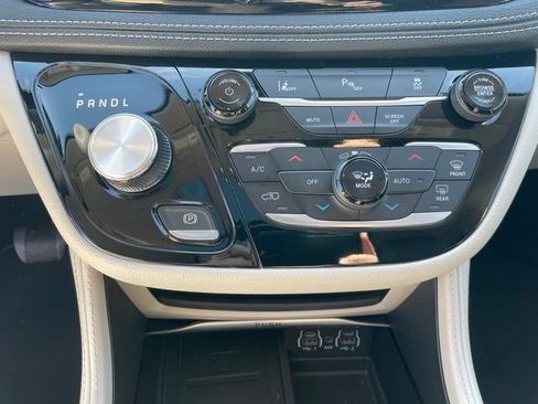 Certified 2023 Chrysler Pacifica Limited FWD image 48
