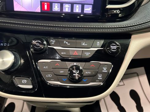 Used 2023 Chrysler Pacifica Touring-L image 18