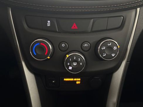 Used 2022 Chevrolet Trax LT w/ LT Convenience Package image 43