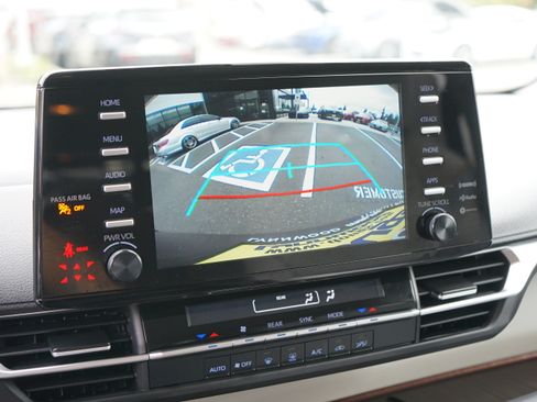 Used 2021 Toyota Sienna LE image 24