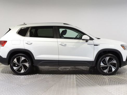 Used 2023 Volkswagen Taos SE AWD/4WD image 2