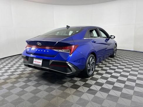 Used 2025 Hyundai Elantra SEL FWD image 5