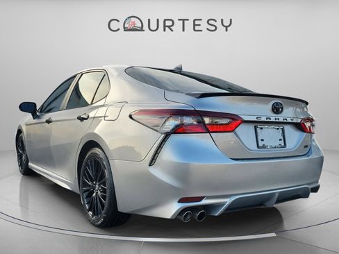 Used 2022 Toyota Camry SE w/ Convenience Package image 3