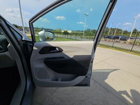Used 2019 Chrysler Pacifica Touring-L FWD image 18
