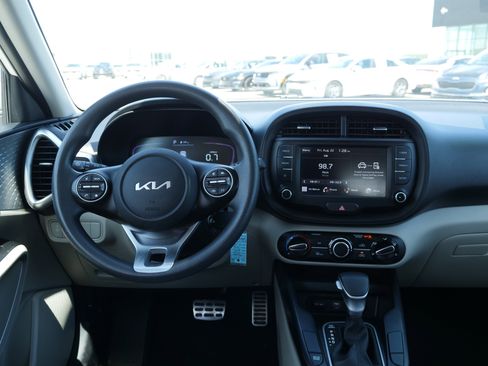 Used 2023 Kia Soul LX w/ LX Technology Package image 16