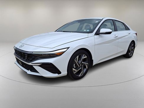 Certified 2025 Hyundai Elantra Limited FWD image 5