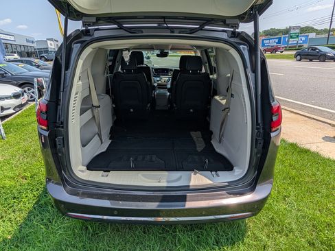 Used 2023 Chrysler Pacifica Touring-L FWD image 13