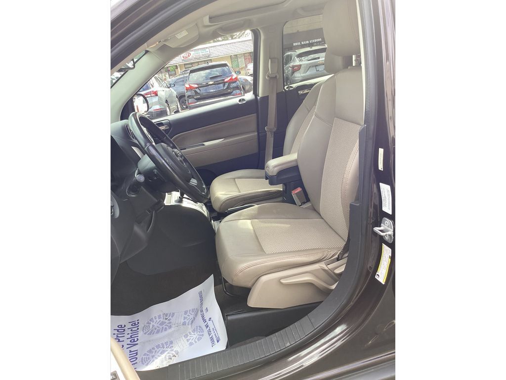 Used 2014 Jeep Compass Latitude w/ Sun/Sound Group AWD/4WD image 9