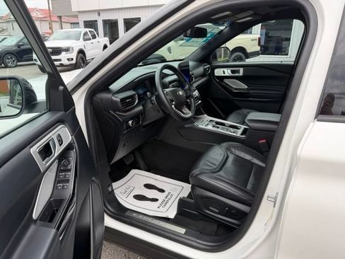 Used 2023 Ford Explorer Platinum w/ Technology Package AWD/4WD image 12