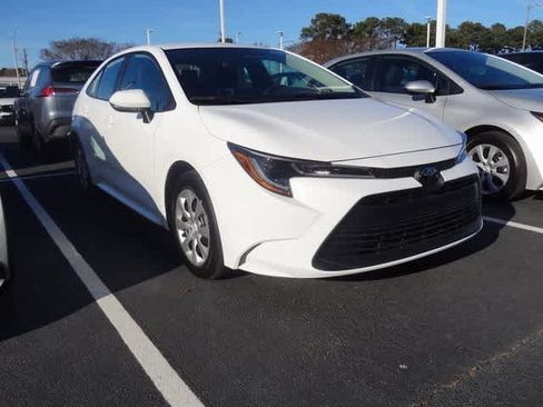 Used 2025 Toyota Corolla SE image 3