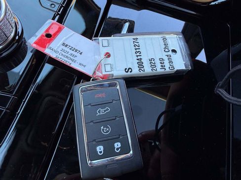 New 2025 Jeep Grand Cherokee Summit image 32