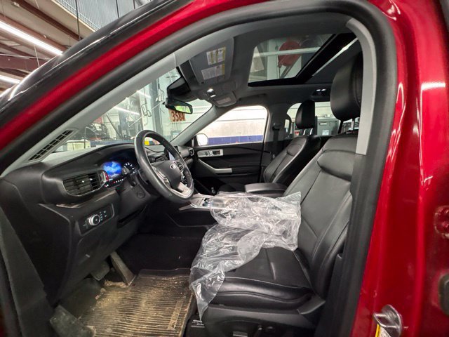 Used 2021 Ford Explorer Limited w/ Equipment Group 301A AWD/4WD image 30