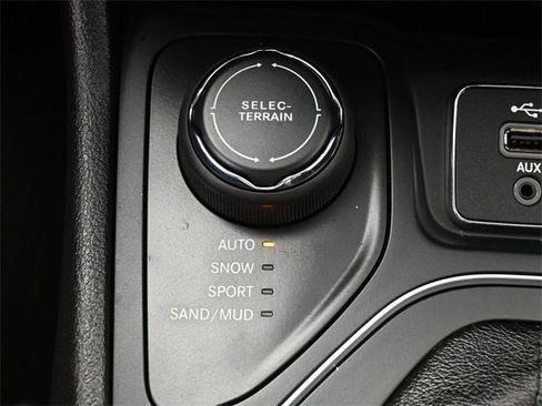 Used 2019 Jeep Cherokee Latitude w/ Cold Weather Group image 23