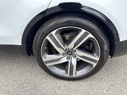 Used 2023 Land Rover Discovery Metropolitan Edition image 8