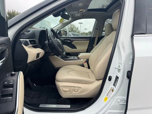 Used 2024 Toyota Highlander Limited image 28
