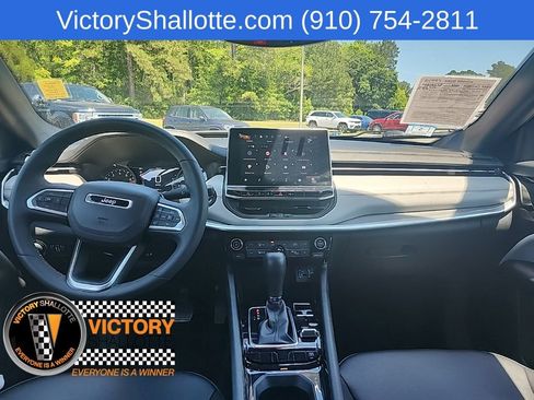 Used 2025 Jeep Compass Limited AWD/4WD image 4