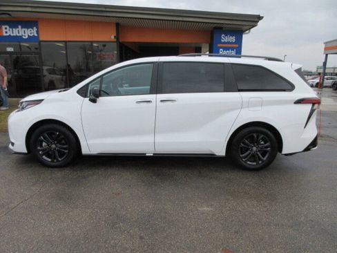 Used 2025 Toyota Sienna XSE w/ XSE Plus Package image 2