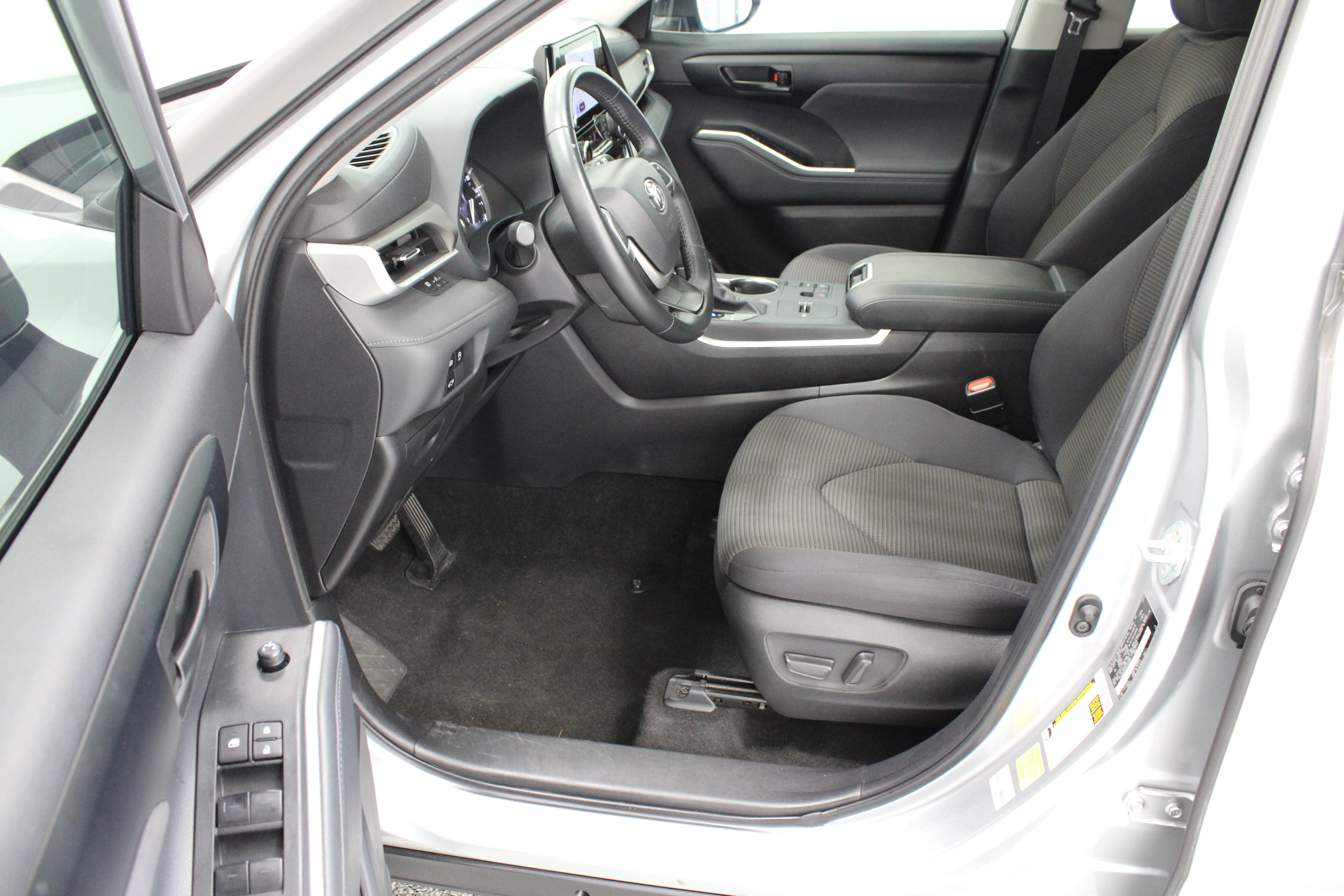 Used 2025 Toyota Highlander LE FWD image 14