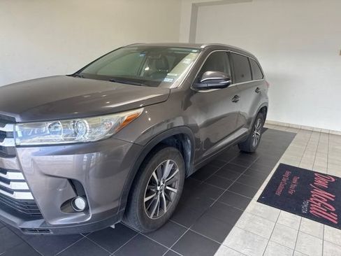 Used 2018 Toyota Highlander XLE FWD image 2
