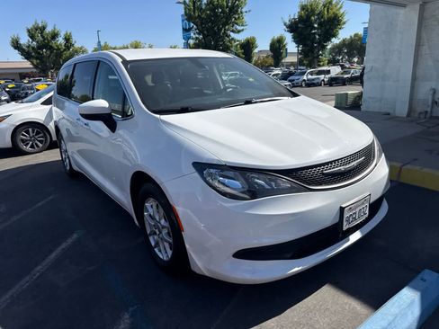 Used 2022 Chrysler Voyager LX FWD image 3