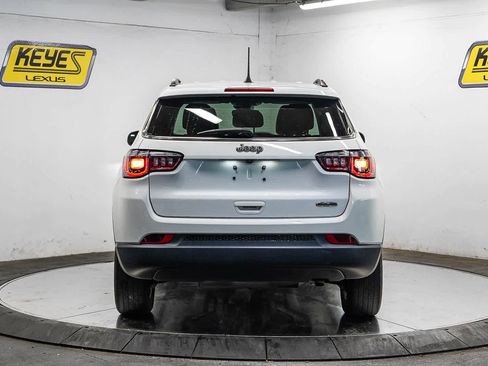 Used 2022 Jeep Compass Latitude FWD image 3