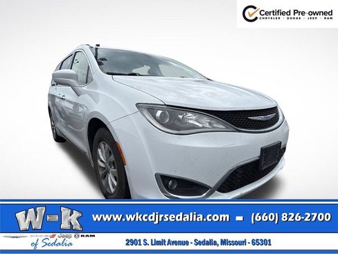 Used 2018 Chrysler Pacifica Touring-L FWD image 3