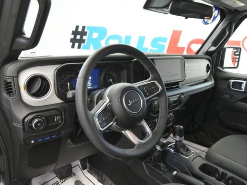 Used 2025 Jeep Wrangler Unlimited Sahara image 12