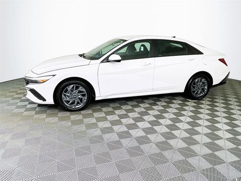 Certified 2025 Hyundai Elantra Hybrid FWD image 4