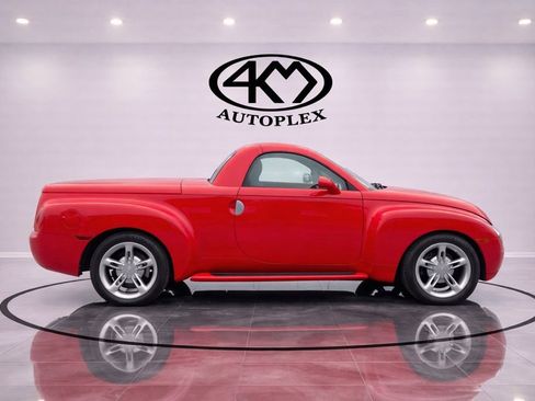Used 2005 Chevrolet SSR w/ Preferred Equipment Group image 2