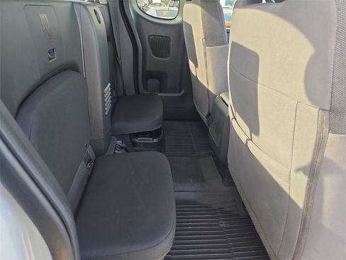 Used 2025 Nissan Frontier SV image 11
