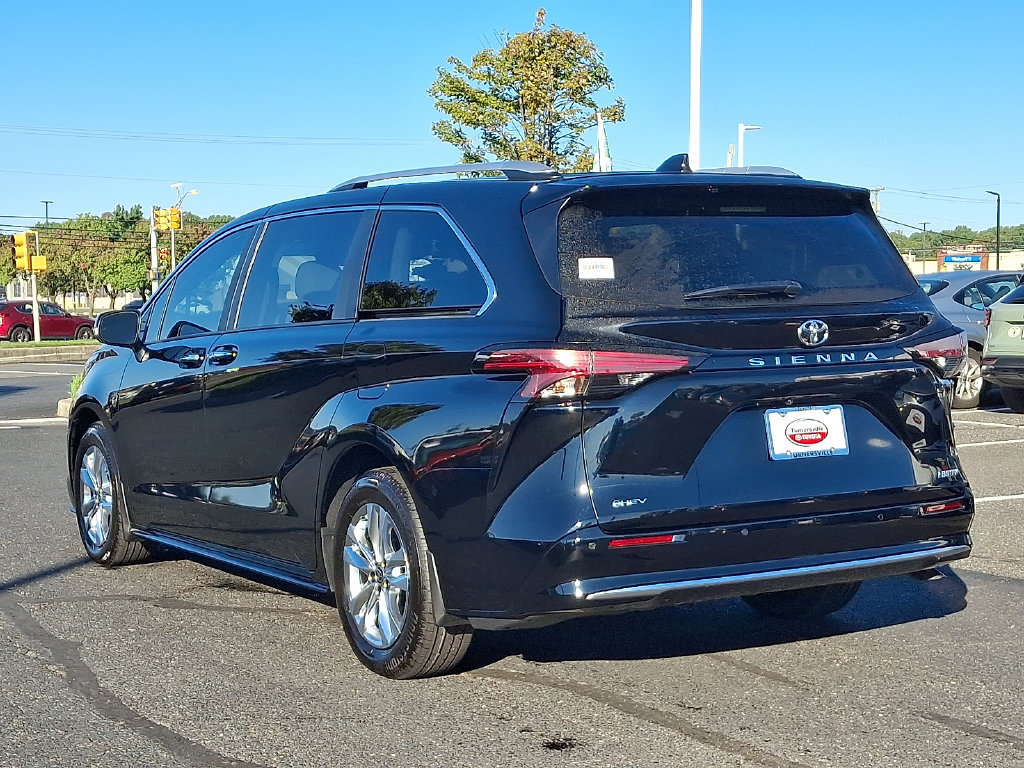Used 2026 Toyota Sienna Limited FWD image 4