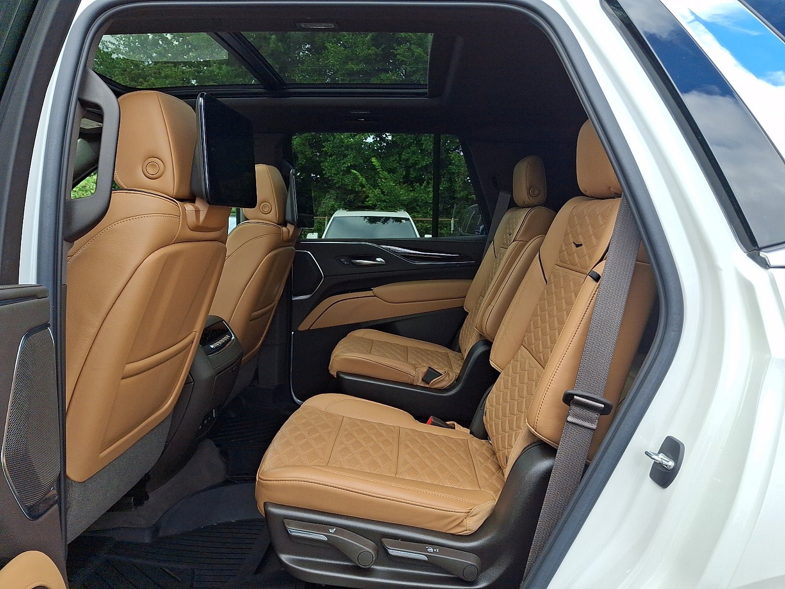 Used 2021 Cadillac Escalade Premium Luxury AWD/4WD image 23