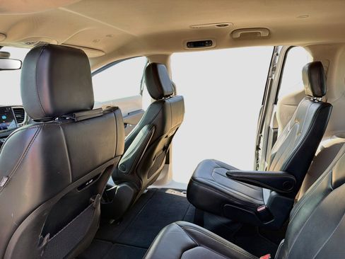 Used 2024 Chrysler Pacifica Touring-L FWD image 12