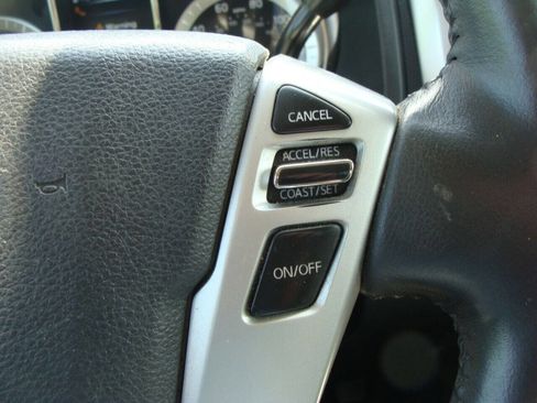 Used 2018 Nissan Titan SV w/ SV Convenience Package image 11