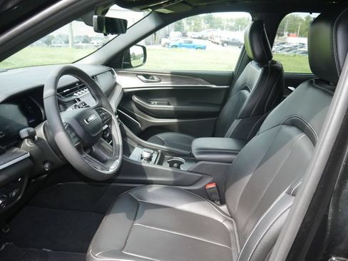 Used 2025 Jeep Grand Cherokee Limited 4xe w/ Luxury Tech Group II AWD/4WD image 2
