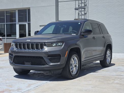 Used 2025 Jeep Grand Cherokee Laredo X RWD image 4