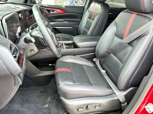 Used 2025 Chevrolet Traverse RS FWD image 17
