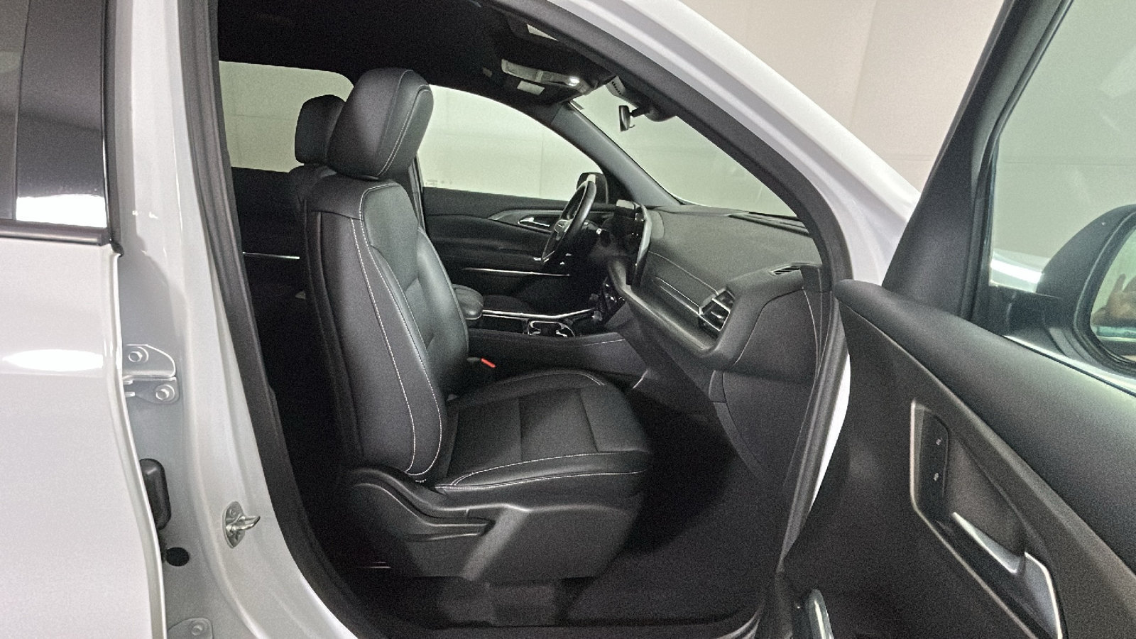 Used 2025 Chevrolet Traverse LT AWD/4WD image 36