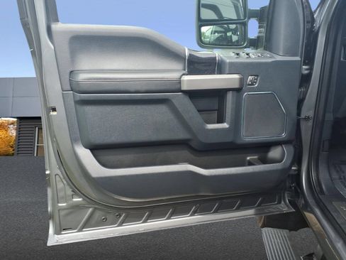 Used 2022 Ford F250 Platinum w/ FX4 Off-Road Package AWD/4WD image 17