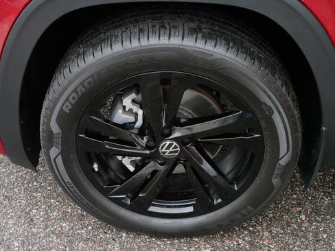 Certified 2025 Volkswagen Atlas Cross Sport SEL R-Line image 15