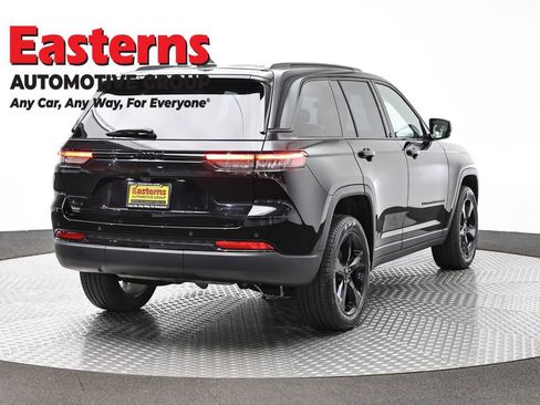 Used 2023 Jeep Grand Cherokee Limited w/ Black Appearance Package AWD/4WD image 5