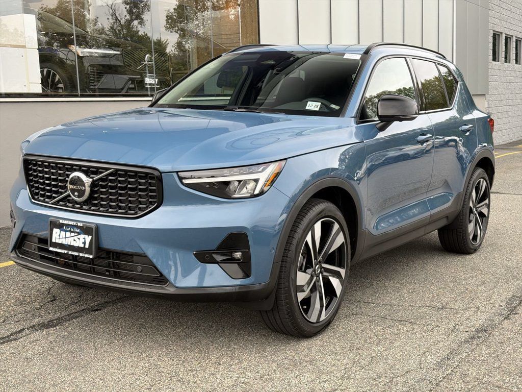 Certified 2024 Volvo XC40 B5 Plus w/ Climate Package AWD/4WD image 1
