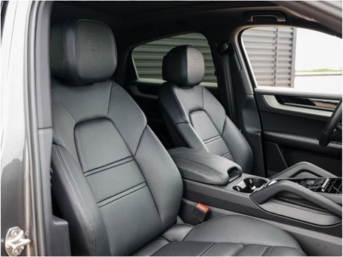 Certified 2025 Porsche Cayenne Coupe image 28