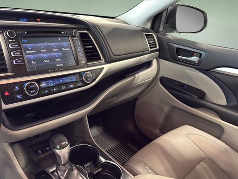 Used 2019 Toyota Highlander XLE AWD/4WD image 27