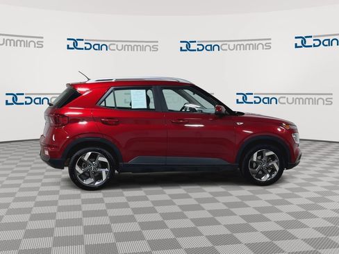 Used 2024 Hyundai Venue SEL FWD image 2