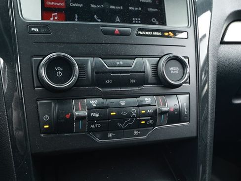 Used 2019 Ford Explorer XLT w/ Equipment Group 202A FWD image 17