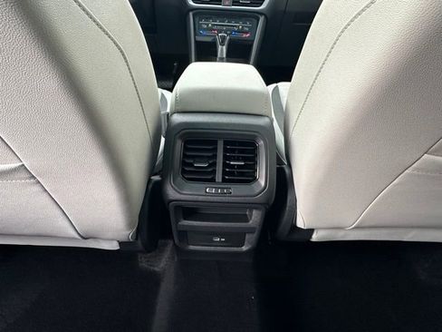 Certified 2025 Volkswagen Taos SE w/ Panoramic Sunroof Package image 33