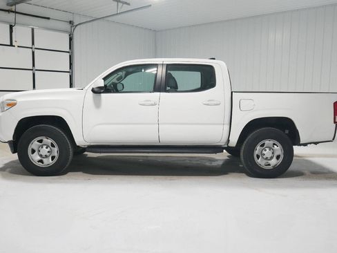 Used 2017 Toyota Tacoma SR image 8