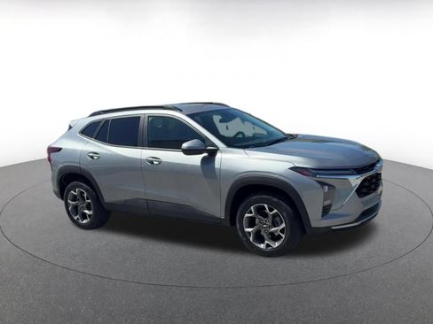 Used 2025 Chevrolet Trax LT image 2