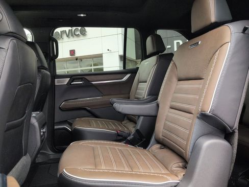 New 2026 GMC Acadia Denali Ultimate w/ LPO, Floor Liner Package AWD/4WD image 15